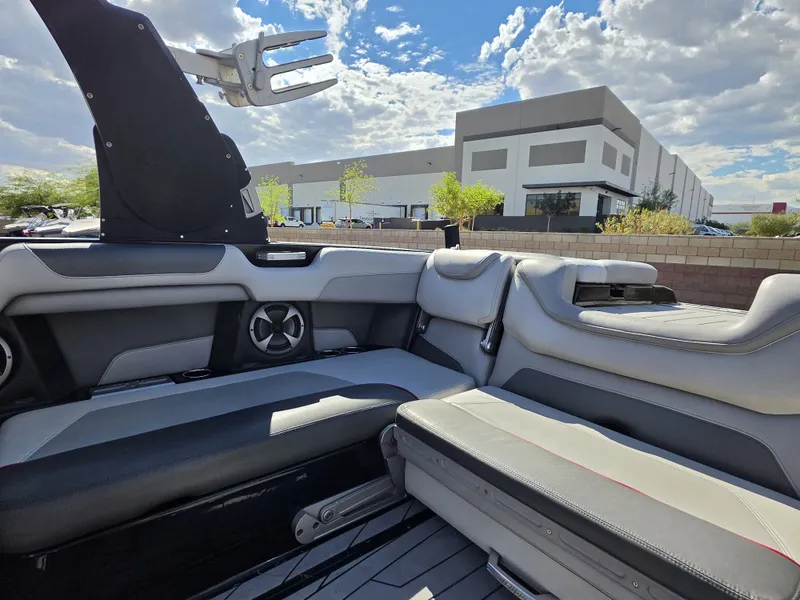 Slide: The Image of Malibu M235 2018 - 32