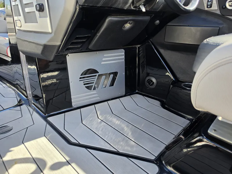 Slide: The Image of Malibu M235 2018 - 26