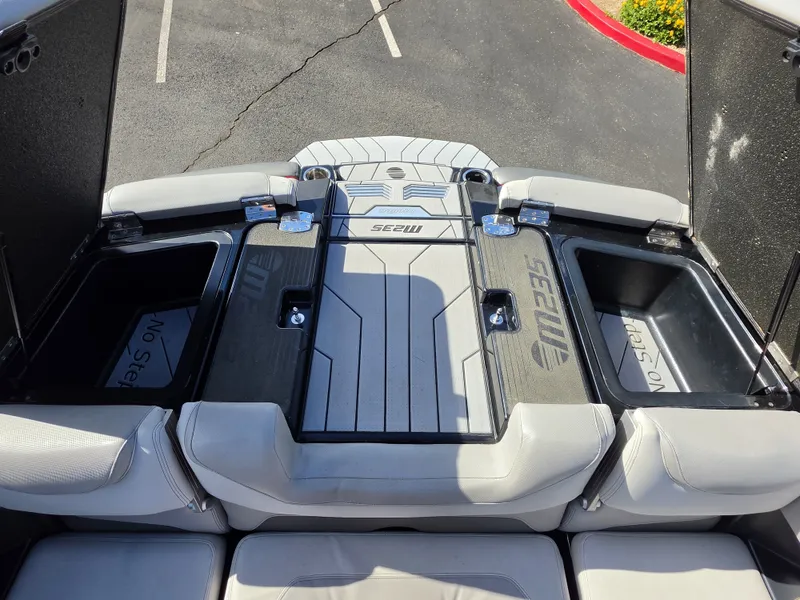Slide: The Image of Malibu M235 2018 - 38