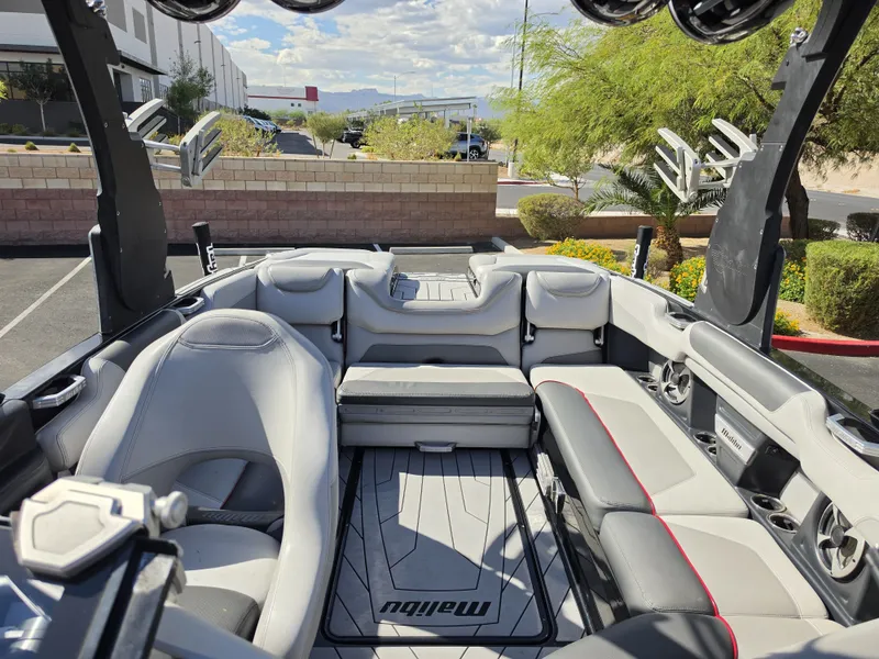 Slide: The Image of Malibu M235 2018 - 19