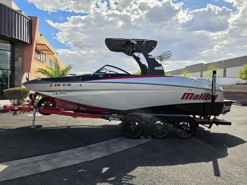 Slide: The Image of Malibu M235 2018 - 6