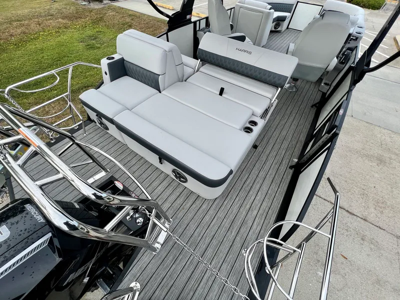 Slide: The Image of Harris Sunliner 230 2025 - 10