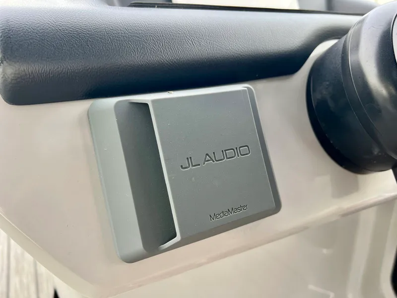 Slide: The Image of Harris Sunliner 230 2025 - 15