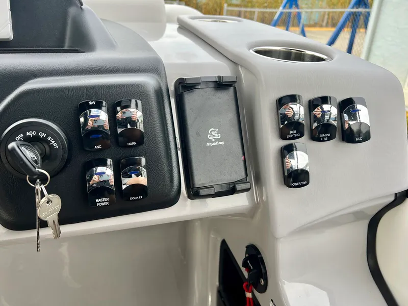 Slide: The Image of Harris Sunliner 230 2025 - 17