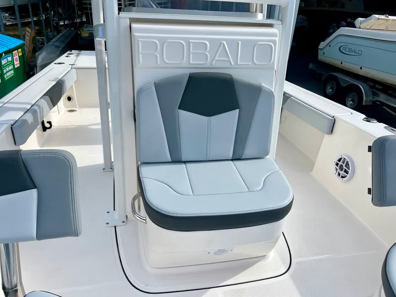Slide: The Image of Robalo 226 Cayman 2027 - 22