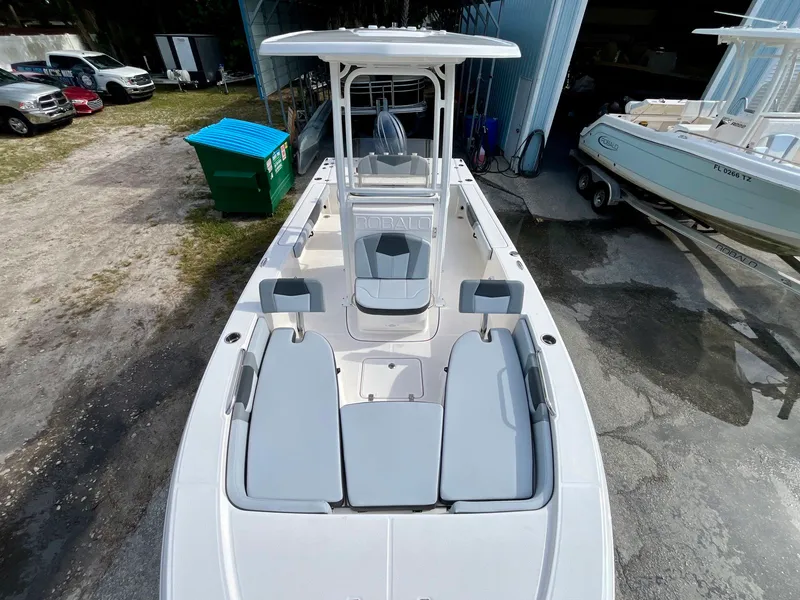 Slide: The Image of Robalo 226 Cayman 2027 - 18