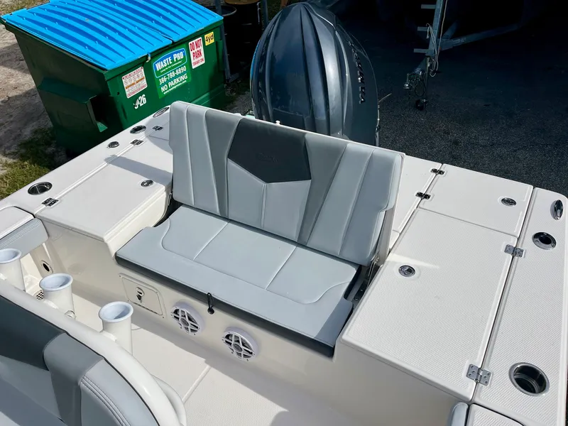 Slide: The Image of Robalo 226 Cayman 2027 - 13