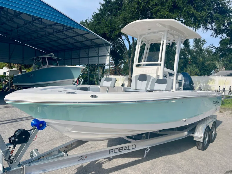 Slide: The Image of Robalo 226 Cayman 2027 - 1