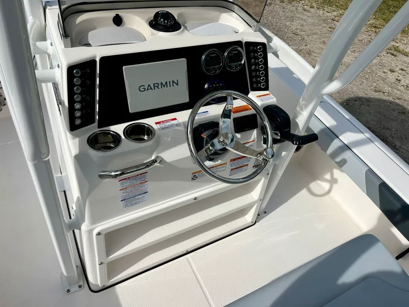 Slide: The Image of Robalo 226 Cayman 2027 - 9