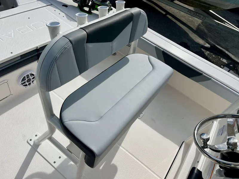 Slide: The Image of Robalo 226 Cayman 2027 - 8