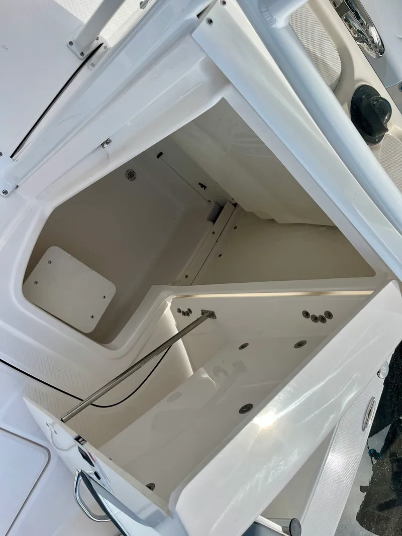 Slide: The Image of Robalo 226 Cayman 2027 - 23