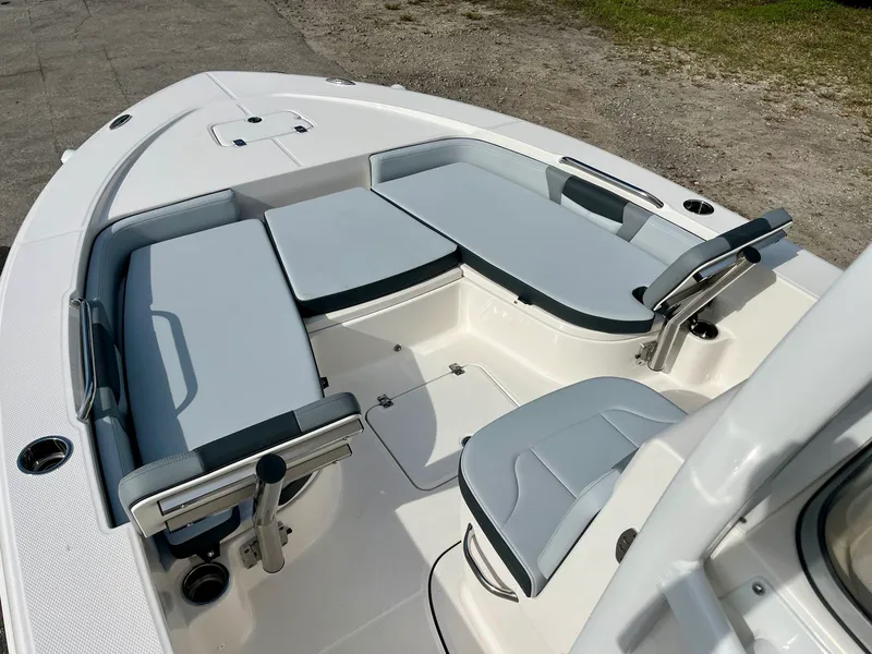 Slide: The Image of Robalo 226 Cayman 2027 - 19
