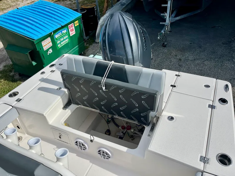 Slide: The Image of Robalo 226 Cayman 2027 - 16