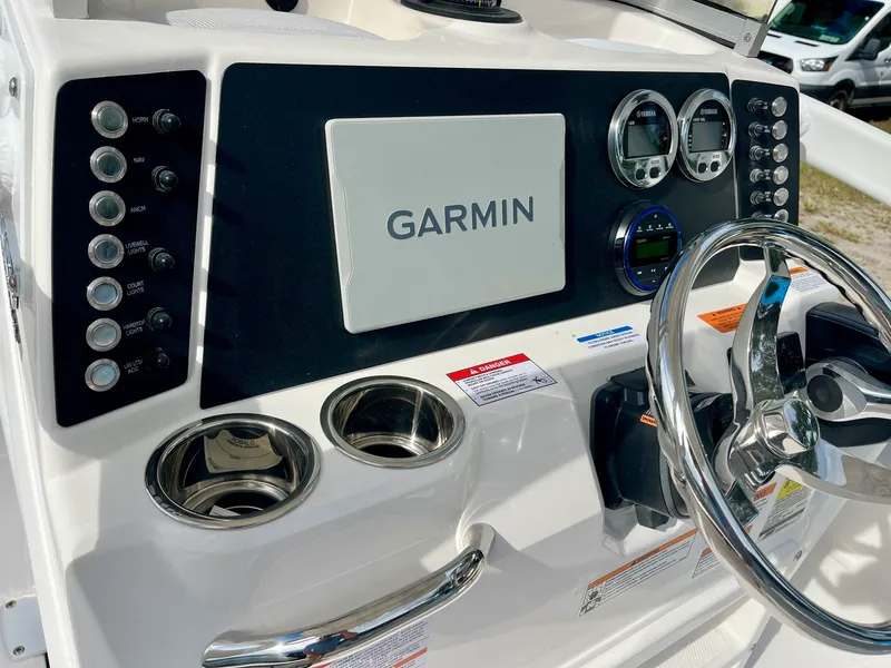 Slide: The Image of Robalo 226 Cayman 2027 - 10