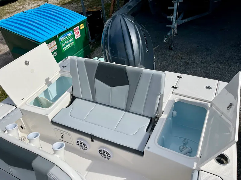 Slide: The Image of Robalo 226 Cayman 2027 - 14