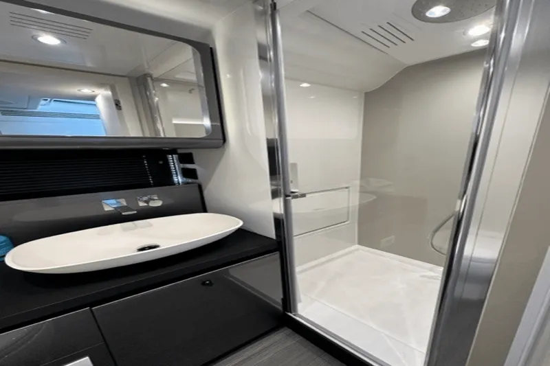 Slide: The Image of Azimut 47 VERVE 2022 - 10