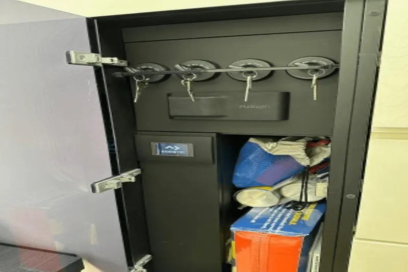 Slide: The Image of Azimut 47 VERVE 2022 - 12