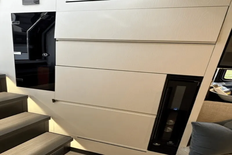 Slide: The Image of Azimut 47 VERVE 2022 - 14