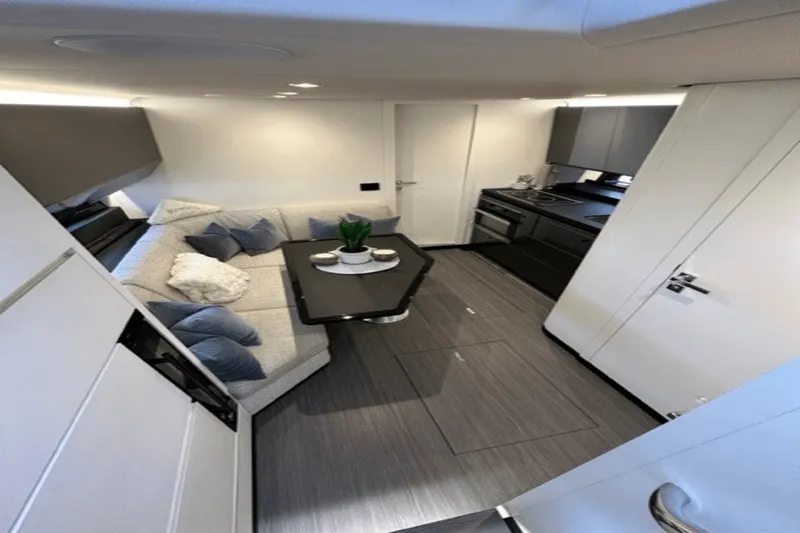 Slide: The Image of Azimut 47 VERVE 2022 - 4