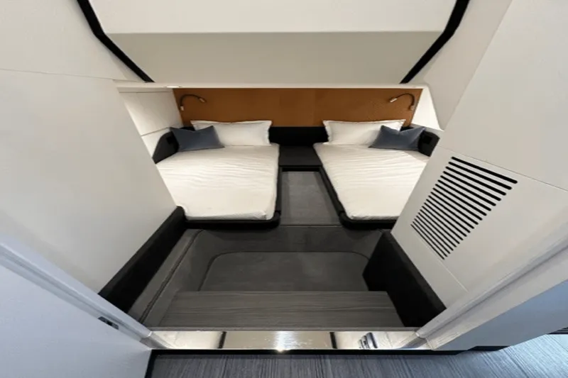 Slide: The Image of Azimut 47 VERVE 2022 - 7