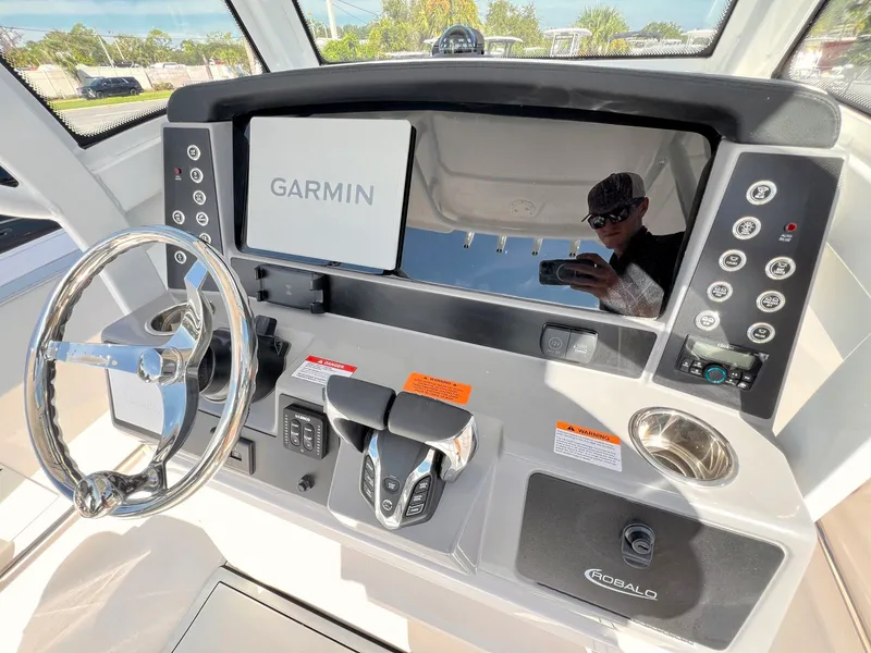 Slide: The Image of Robalo R250 2027 - 14