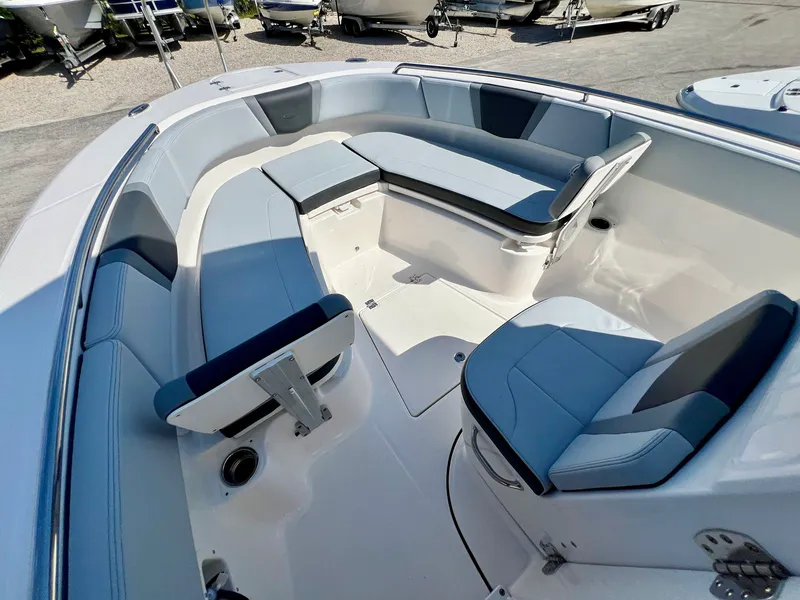 Slide: The Image of Robalo R250 2027 - 19