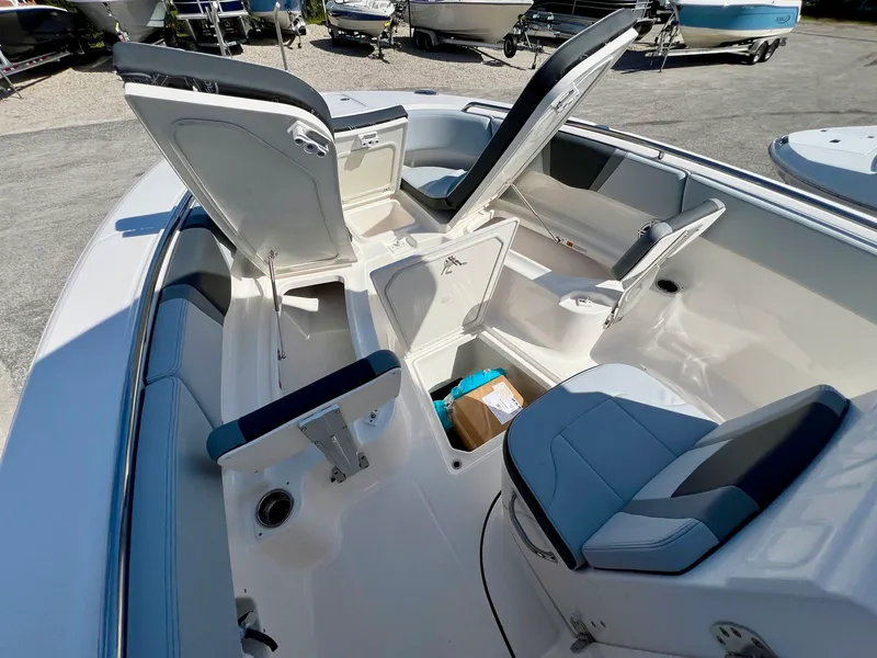 Slide: The Image of Robalo R250 2027 - 20