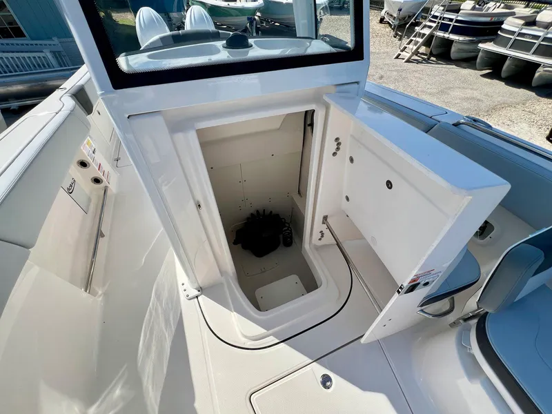 Slide: The Image of Robalo R250 2027 - 22