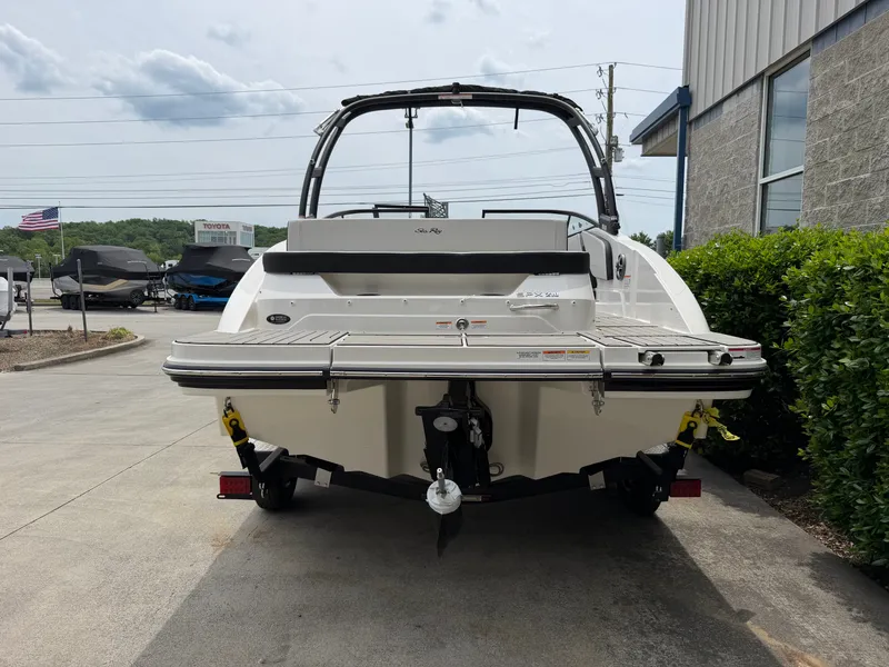 Slide: The Image of Sea Ray SPX 210 2026 - 4
