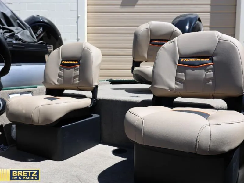 Slide: The Image of Tracker Classic Limited 2026 - 8