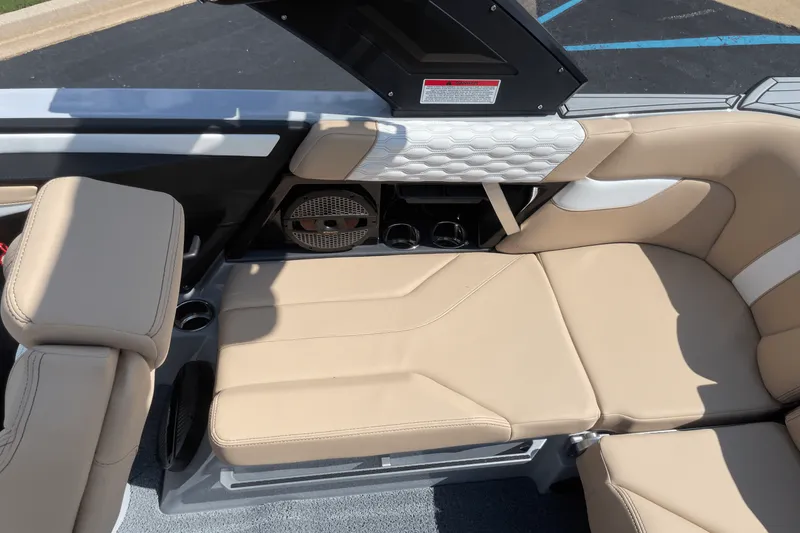 Slide: The Image of Mastercraft XT20 2024 - 10