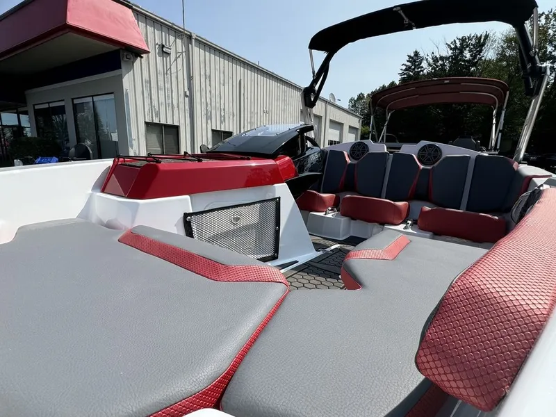 Slide: The Image of Scarab 165 LX 2025 - 9