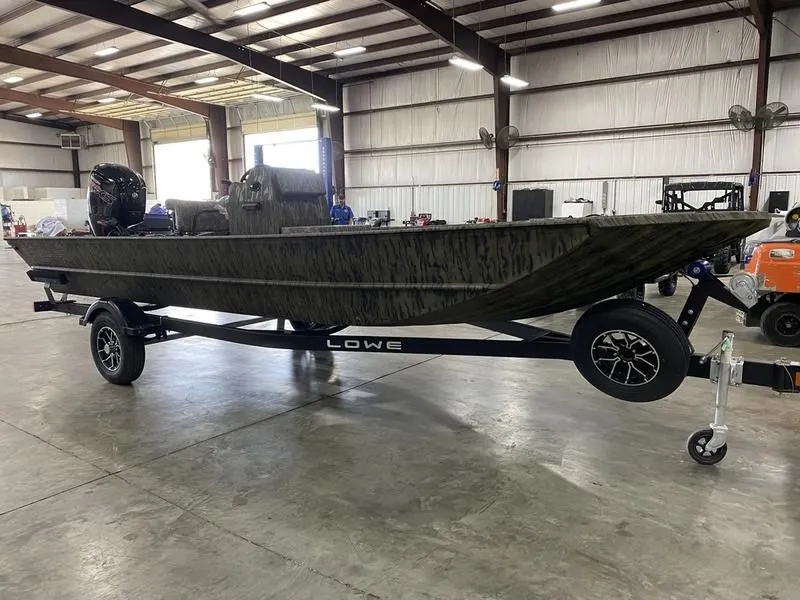 Slide: The Image of Lowe ROUGHNECK 2070 CENTER CONSOLE 2025 - 4