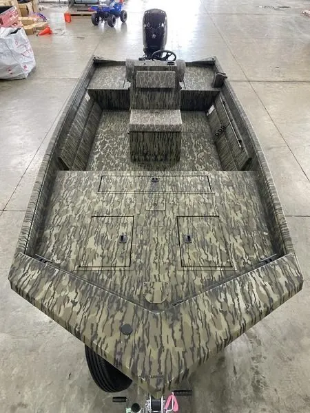 Slide: The Image of Lowe ROUGHNECK 2070 CENTER CONSOLE 2025 - 9