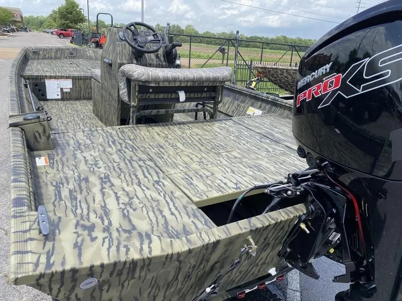Slide: The Image of Lowe ROUGHNECK 2070 CENTER CONSOLE 2025 - 11