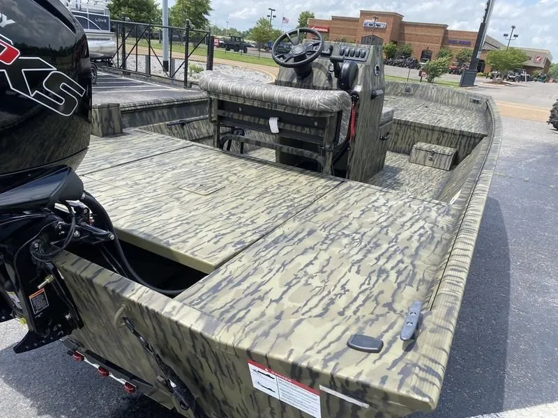 Slide: The Image of Lowe ROUGHNECK 2070 CENTER CONSOLE 2025 - 12