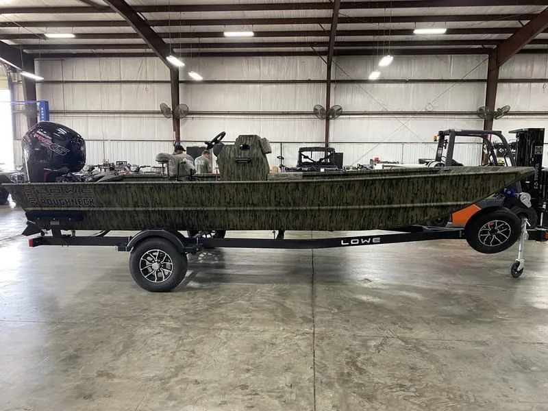 Slide: The Image of Lowe ROUGHNECK 2070 CENTER CONSOLE 2025 - 5