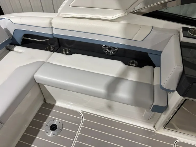 Slide: The Image of Formula 330 Crossover Bowrider 2022 - 9