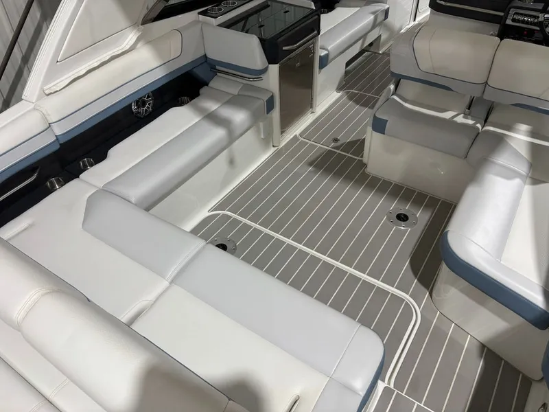 Slide: The Image of Formula 330 Crossover Bowrider 2022 - 6