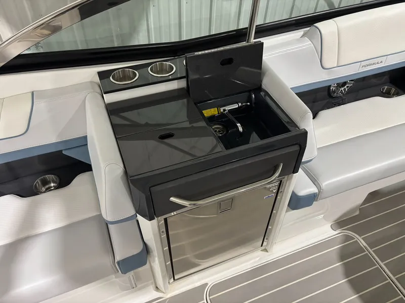 Slide: The Image of Formula 330 Crossover Bowrider 2022 - 15