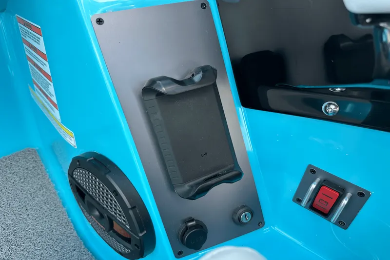 Slide: The Image of MasterCraft NXT22 2024 - 11