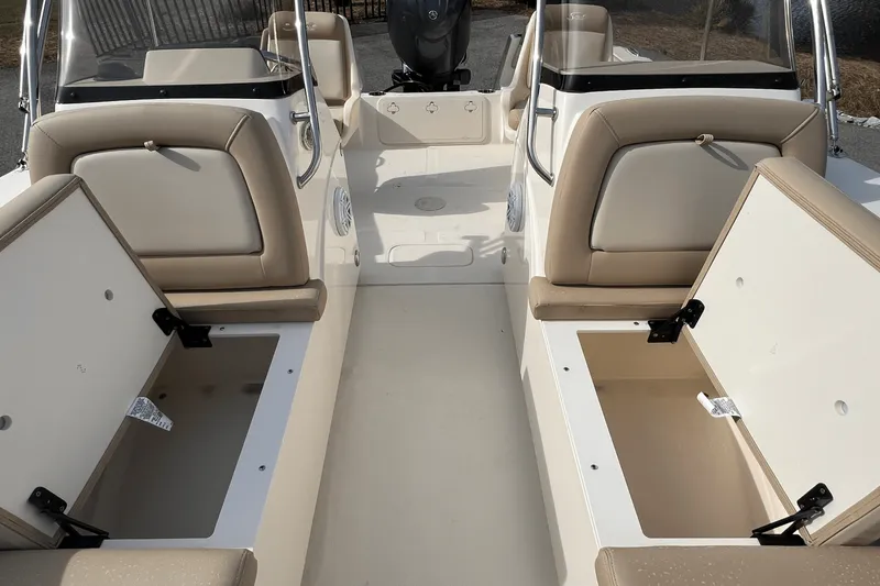 Slide: The Image of Scout 195 Dorado 2024 - 9