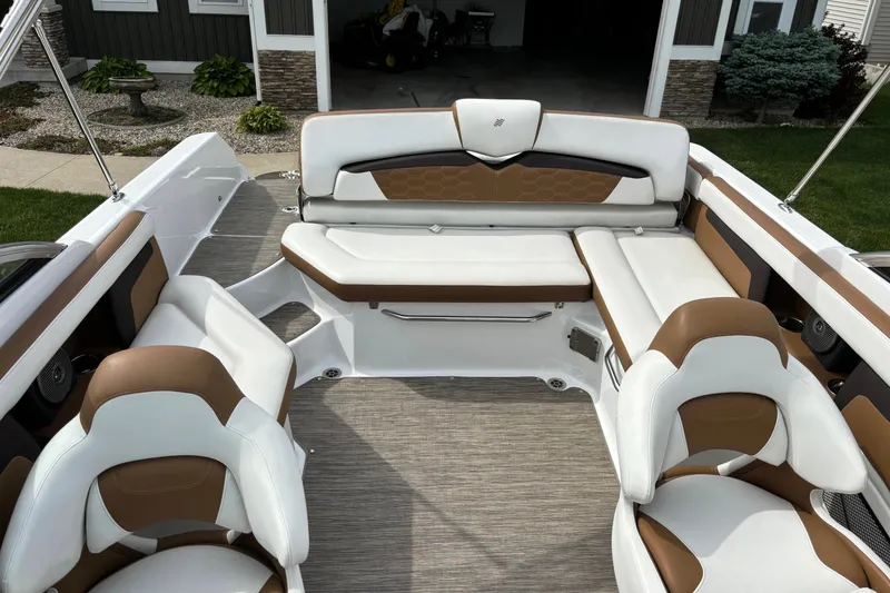 Slide: The Image of Four Winns HD220 2020 - 10