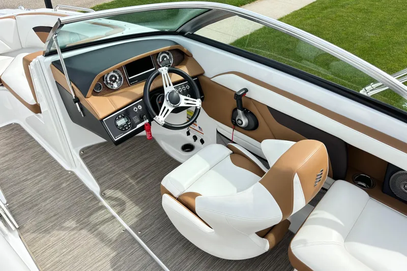 Slide: The Image of Four Winns HD220 2020 - 11