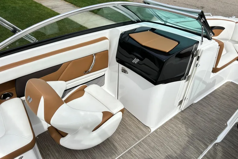 Slide: The Image of Four Winns HD220 2020 - 14