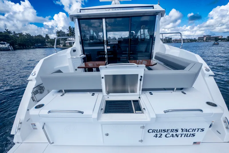 Slide: The Image of Cruisers Yachts 42 Cantius 2024 - 15