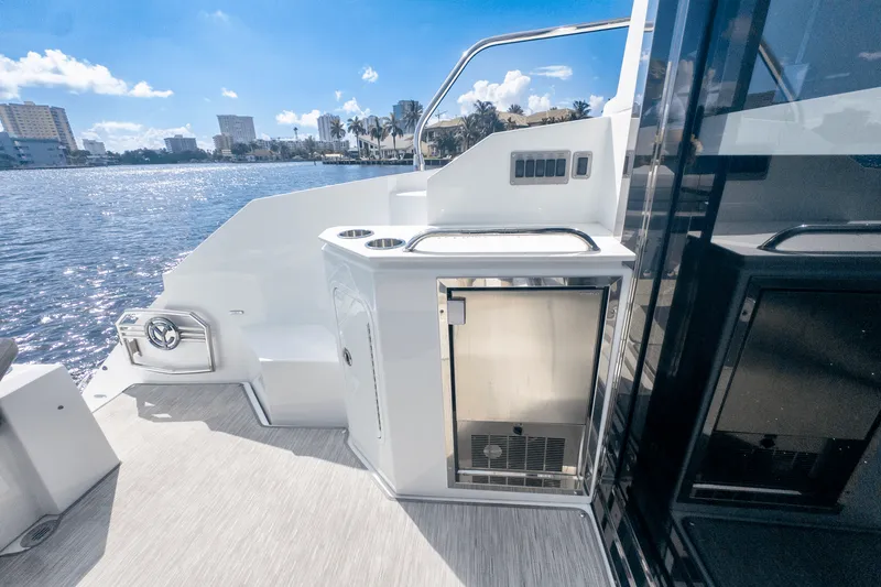 Slide: The Image of Cruisers Yachts 42 Cantius 2024 - 20