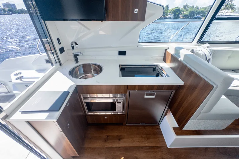 Slide: The Image of Cruisers Yachts 42 Cantius 2024 - 38