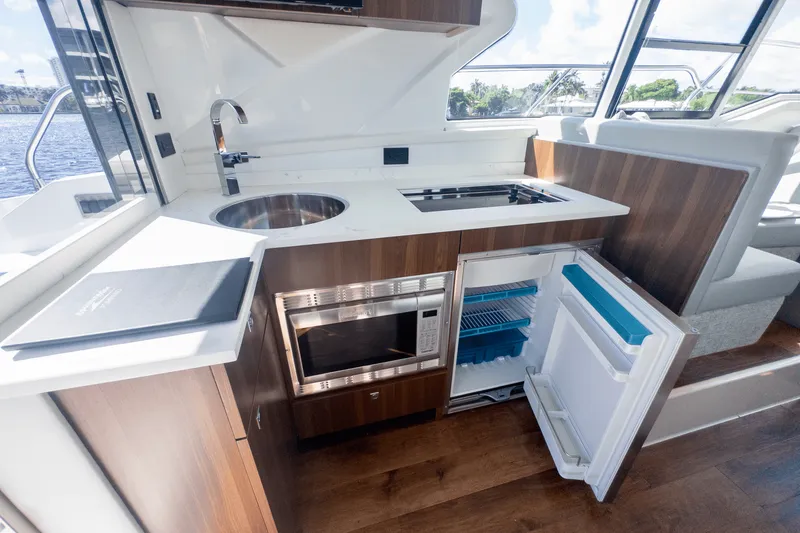 Slide: The Image of Cruisers Yachts 42 Cantius 2024 - 39