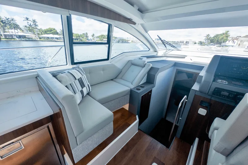 Slide: The Image of Cruisers Yachts 42 Cantius 2024 - 42